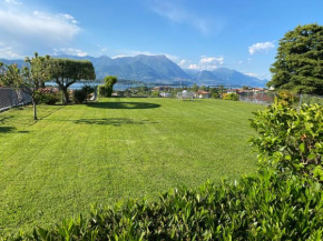 Flowers & garden apartment con vista lago